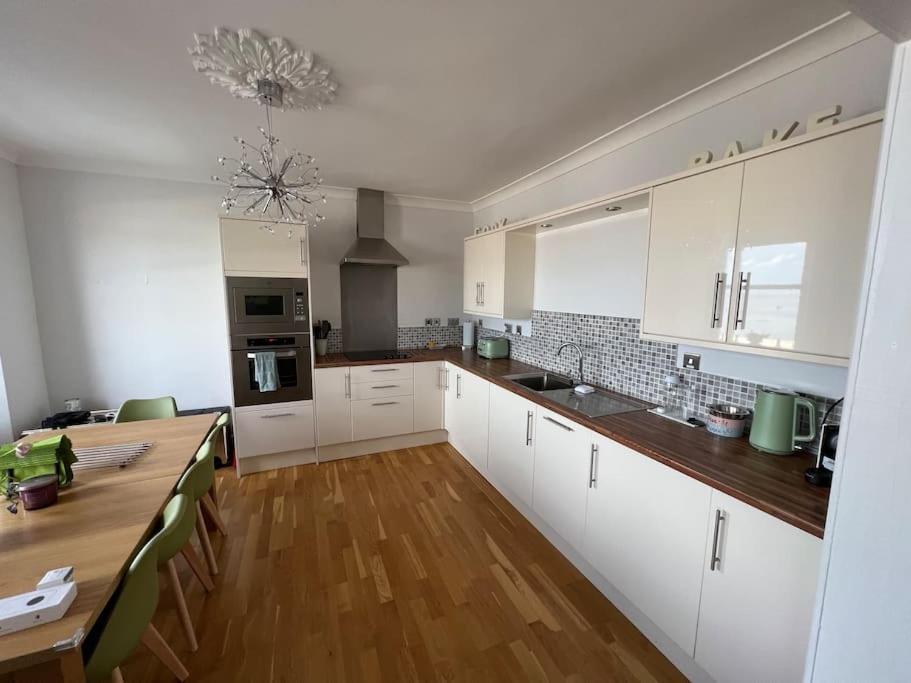 Fantastic 3 Bedroom Holiday Home 밀포트 외부 사진
